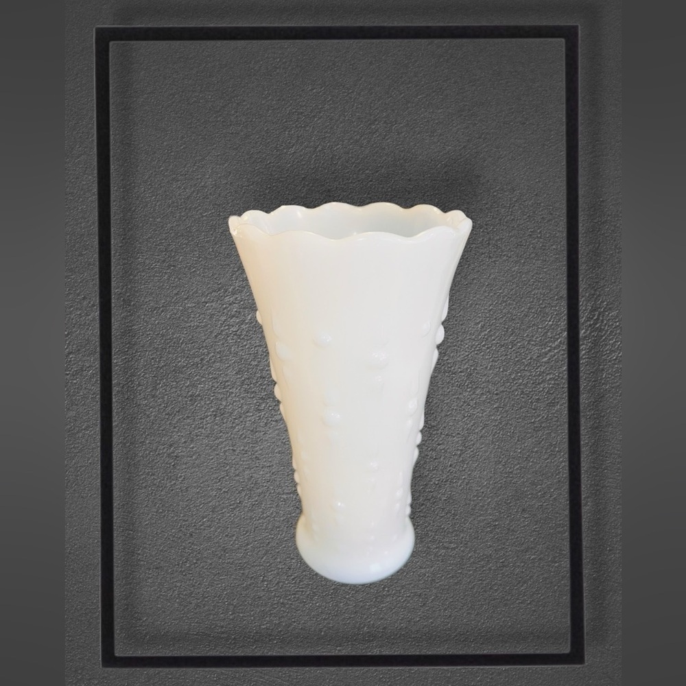 VTG 60s Anchor Hocking White Pearl Milk Glass, Tear Drop, Scallop Edge Vase